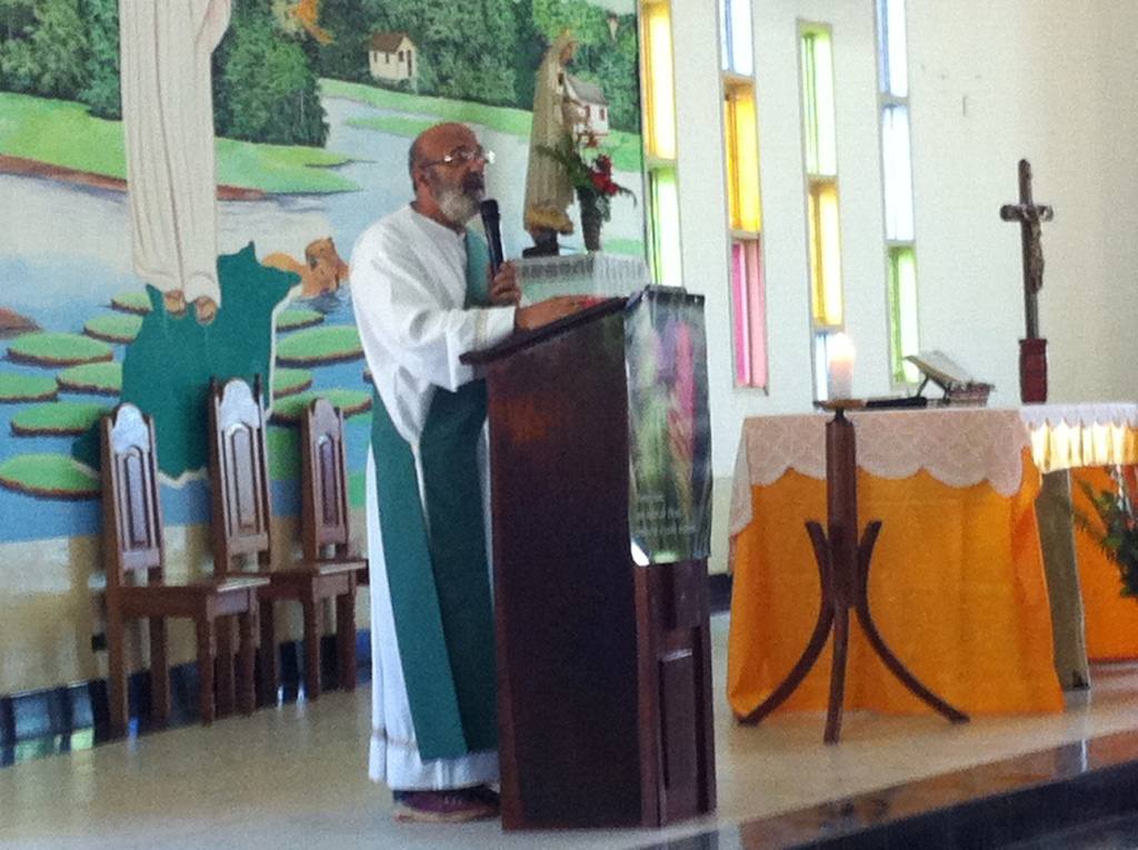 Le Frère Roberto annonce la Parole de Dieu Amazonie Battesimi 09 2015 Igreja Matriz Castanho 5