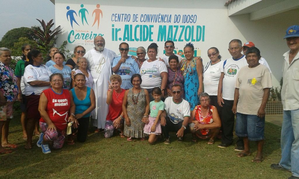 Le Frère Roberto et les fidèles du Centre Alcido Mazzoldi Amazonie Centro Idoso 09 2015 1