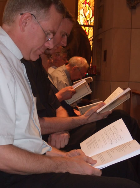 oblats-qui-prient-les-laudes